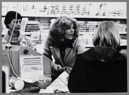 Cassière aan het werk in een grootwinkelbedrijf van KBB. 1980