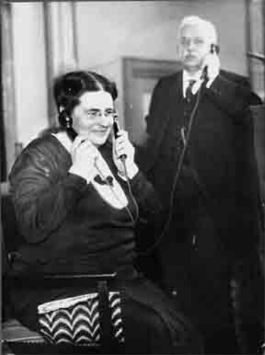 Johanna Westerdijk luisterend naar een radiospeech uit Nederlands-Indië 1931
