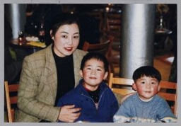 Vrouw met twee jongetjes tijdens de viering van het Chinese Nieuwjaar bij Zami 1999