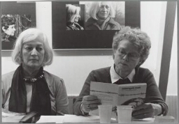 Eliza Thomson en Margaretha Ferguson tijdens de Indische avond in vrouwenboekwinkel Trix in Den Haag. 1985