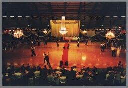 Dansers op de dansvloer voor de danswedstrijd tijdens de Gay Games in Amsterdam 1998