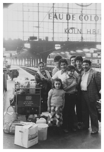Turks gezin wacht op het station in Köln op de trein. 1979