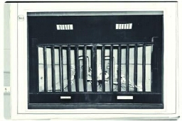 Stand, afdeling 'De vrouw in de oorlog': in de cel 1948