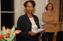 Stella Ismail  (l., stichting African Sky)  tijdens de discussie 'Hoe is meisjesbesnijdenis onder controle te krijgen?', georganiseerd door het COS 2004