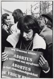 Abortusactie tijdens een bezoek van minister president Dries van Agt deelden de leden van Wij Vrouwen Eisen beschuit met muisjes uit 1977