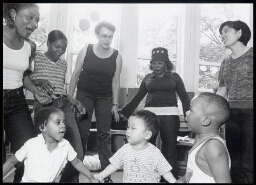 Tienermoeders met hun kinderen en leidster op school leren spelen en zingen met de kinderen. 2001