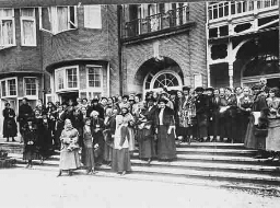 Op de trappen van Hotel Wiitebrug in Den Haag aan de zijde van de Nieuwe Parklaan 1915