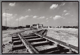 Braakliggend terrein voor nieuwbouw met de laatste rails op het Java-eiland in Amsterdam 1993