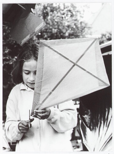Serie foto's in het kader van het project Technika 10, een project om meisjes te stimuleren technische en exacte vakken te kiezen 1990?