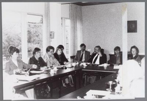 ER delegatie in gesprek met bewindslieden en ambtenaren Sociale Zaken en Werkgelegenheid. 1983