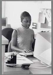 Informaticaspecialist achter een computer. 1989