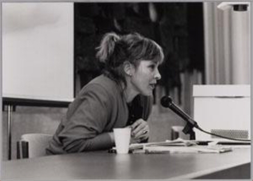 Gerda Aarnink geeeft de lezing 'Ervaringsdeskundigheid in al haar kwaliteiten' op het werkcongres van de LPVZ 1992