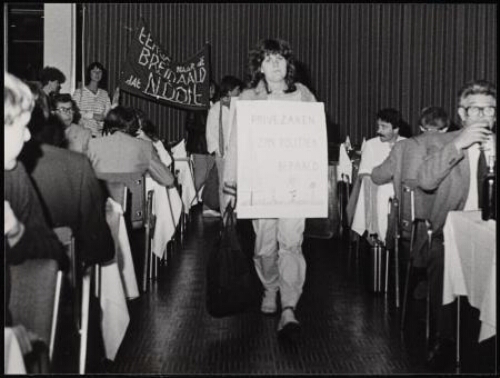 Tijdens het FNV fusie congres voeren vrouwen actie 1981