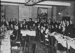 'Veteranendag'  ('Veteranen' : vrouwen actief tijdens de eerste feministische golf) georganiseerd door het Jongeren Werkcomité van de Nederlandsche Vereeniging voor Vrouwenbelangen en Gelijk Staatsburgerschap. 1937