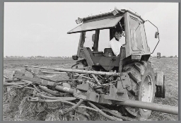 Boerin aan het werk op het land in een tractor. 1987