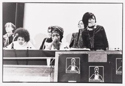 Forumleden uit verschillende landen tijdens het Internationaal Vrouwentribunaal. 1976