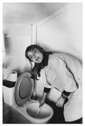 Een buitenlandse schoonmaakster maakt het toilet schoon. (1980)