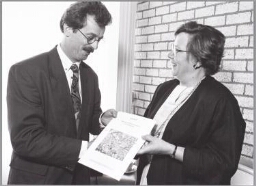 Aanbieding van het milieu-advies van de Emancipatieraad door Greetje den Ouden-Dekkers aan minister Alders. 1990