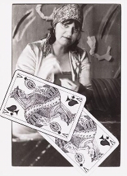 Fotocollage met Beppie Kooreman als kaartlegster en twee speelkaarten, een illustratie om spiritualiteit uit te beelden. 1987