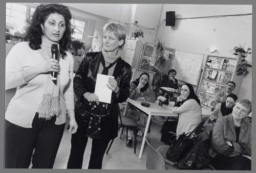 Haagse vrouwelijke gemeenteraadsleden discussiëren met leerlingen aan de Lena de Graaf vrouwenvakschool, t.b.v 2001