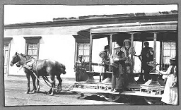 Op de voorgrond staand in het midden van de paardentram Carrie Chapman Catt (l.) en Rosa Manus (r.) in Santiago de Chile tijdens hun wereldreis om propaganda te maken voor het vrouwenkiesrecht 1923