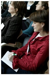 Publiek in de zaal tijdens de viering van 25 jaar DCE ( Directie Coördinatie Emancipatiebeleid van het Ministerie van Sociale Zaken). 2003