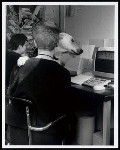 Portret van Kyung Hwa (1969) en Nanne van der Hoek (1972) (met hond op schoot) achter een computer 1998