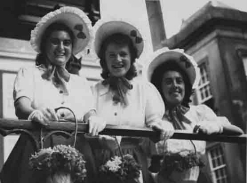 Deelneemsters gekleed met de Nederlandse vlag als rok tijdens het Vrouwendefilé op het Binnenhof, georganiseerd door de Tentoonstelling 'De Nederlandse Vrouw 1898-1948' in samenwerking met het Comité De Nationale Feestrok. 1948