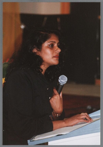 Indra Boedjarath van het Riagg Rotterdam houdt een toespraak over Hindostaanse vrouwen in Nederland tijdens de Hindostaans-Surinaamse Zamicasa georganiseerd in samenwerking met Lalla Rookh 1998