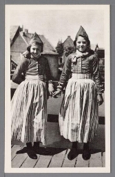 Jonge vrouwen in Volendamse klederdracht. 1900?