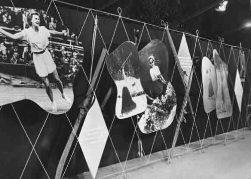 Stand van de afdeling 'De vrouw in de sport': 'Voorheen en thans' met portretten van vrouwen in diverse sporten, op de tentoonstelling 'De Nederlandse Vrouw 1898-1948'. 1948