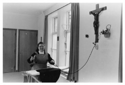 Clarissen Coletin in haar werktenue aan het strijken. 1985