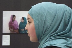 Bezoekster, dochter van een Afghaanse moeder, van de fototentoonstelling 29 minuten, in het Atrium van het stadhuis in Denhaag 2011