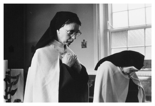 Twee zusters (Carmelitessen) aan het bidden. 1983