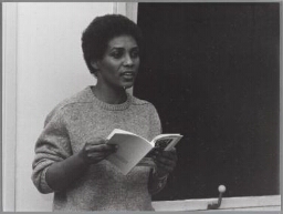Astrid Roemer leest voor uit eigen werk in het vrouwencentrum tijdens de vrouwenboekenweek. 1985