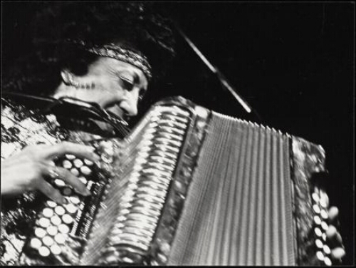 Ida Queen met accordeon. 1984