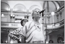 Deelnemers aan het woord tijdens congres Vrouwenbond FNV. 1989