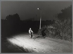Foto gemaakt van een onveilige plaats in het kader van een actie 'sociale veiligheid' weg in de buurt van een sportveld. 1987