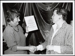 Greetje den Ouden feliciteert Gunilla Kleiverda met haar nominatie 'Europese vrouw van het jaar 1995'. 1994