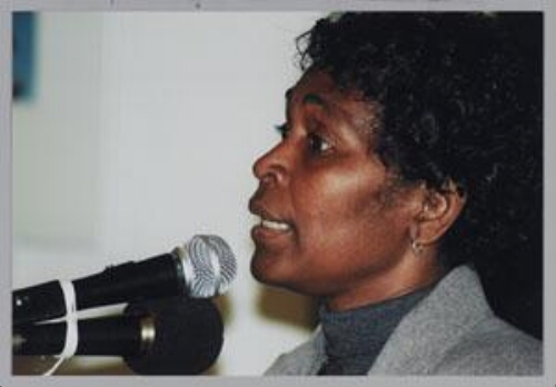 Siegmien Staphorst, voorzitter van Nationale Vrouwen Beweging (NVB) in Suriname, te gast bij Zami tijdens een Zamicasa (eet- en activiteitencafé van Zami) georganiseerd in samenwerking met Stichting Ondersteuning Nationale Vrouwen Beweging in Suriname (SONVBS). 2000