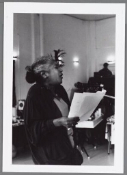 Voordrachtskunstenaar Igma van der Putten vertolkt Antilliaanse poëzie bij de opening van Zamicasa. 1994