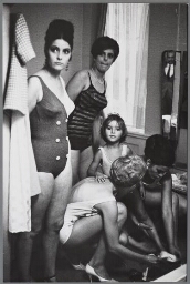 Vrouwen maken zich klaar voor Miss Kustverkiezing. 1967