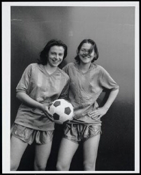 Maya en Corinne in voetbalkleding 1996