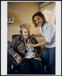 Mevrouw Mulder, bewoonster van thuiszorginstelling Carint, op de foto met PvdA Tweede-Kamerlid Anja Timmer 2003