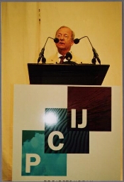 Frank Bijdendijk, algemeen directeur van woningbedrijf Het Oosten tijdens de opening van IJburg, een nieuwe stadswijk van Amsterdam 2001