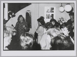Cobi Schreijer treedt op met een politiek liedjes programma in het vrouwencafé Kantje Boord. 1985