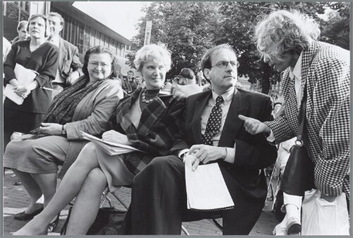Minister Melkert (Sociale Zaken) in gesprek met deelnemers aan de Manifestatie 'Werelddag van Verzet tegen Extreme Armoede', ATD-Vierde Wereld 1996