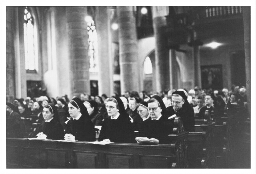 Zusters in gebed tijdens een kerkdienst. 198?