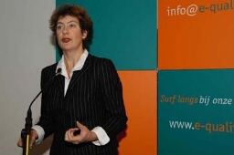 Marijke Vos, kamerlid voor GroenLinks, tijdens bijeenkomst met minister Verdonk (vreemdelingenzaken en integratie) over vrouwen en migratie 2003