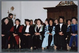 Vrouwelijke hoogleraren tijdens de oratie van Gloria Wekker, de eerste Nederlandse hoogleraar vrouwenstudies gender en etniciteit aan de Universiteit Utrecht, faculteit Letteren 2002